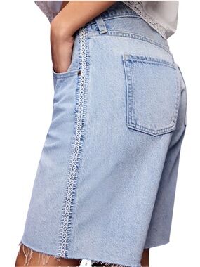 Old Navy Mid-Rise Baggy Jean Shorts Size 8 Light Wash 9” Inseam Raw Hem